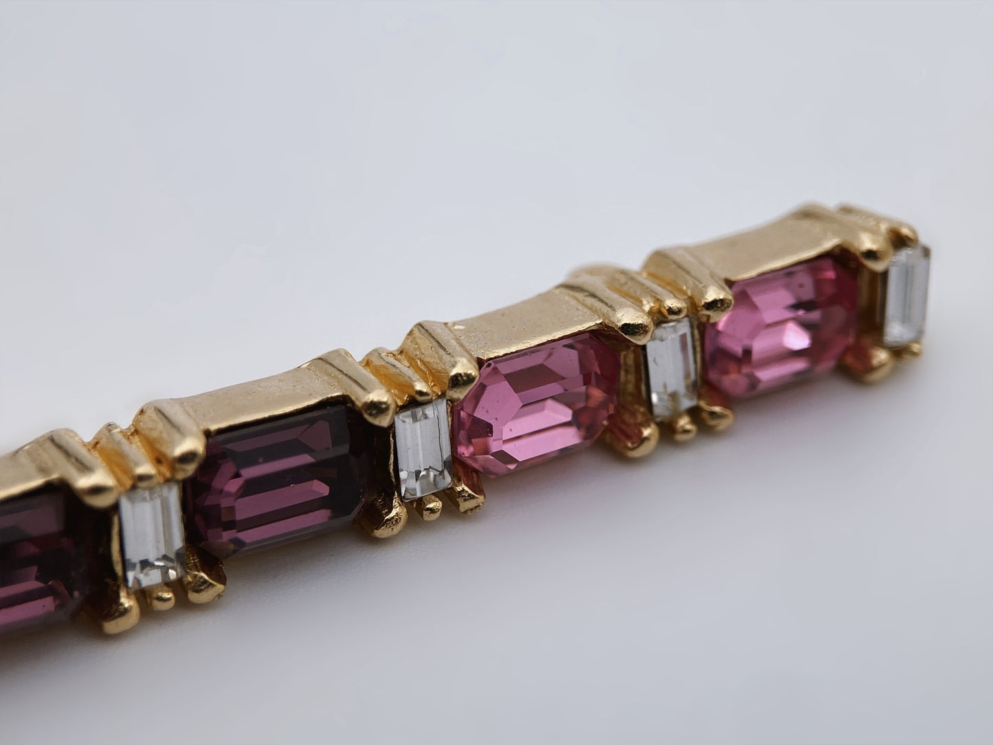 “Christian Dior" paauksuota sagė