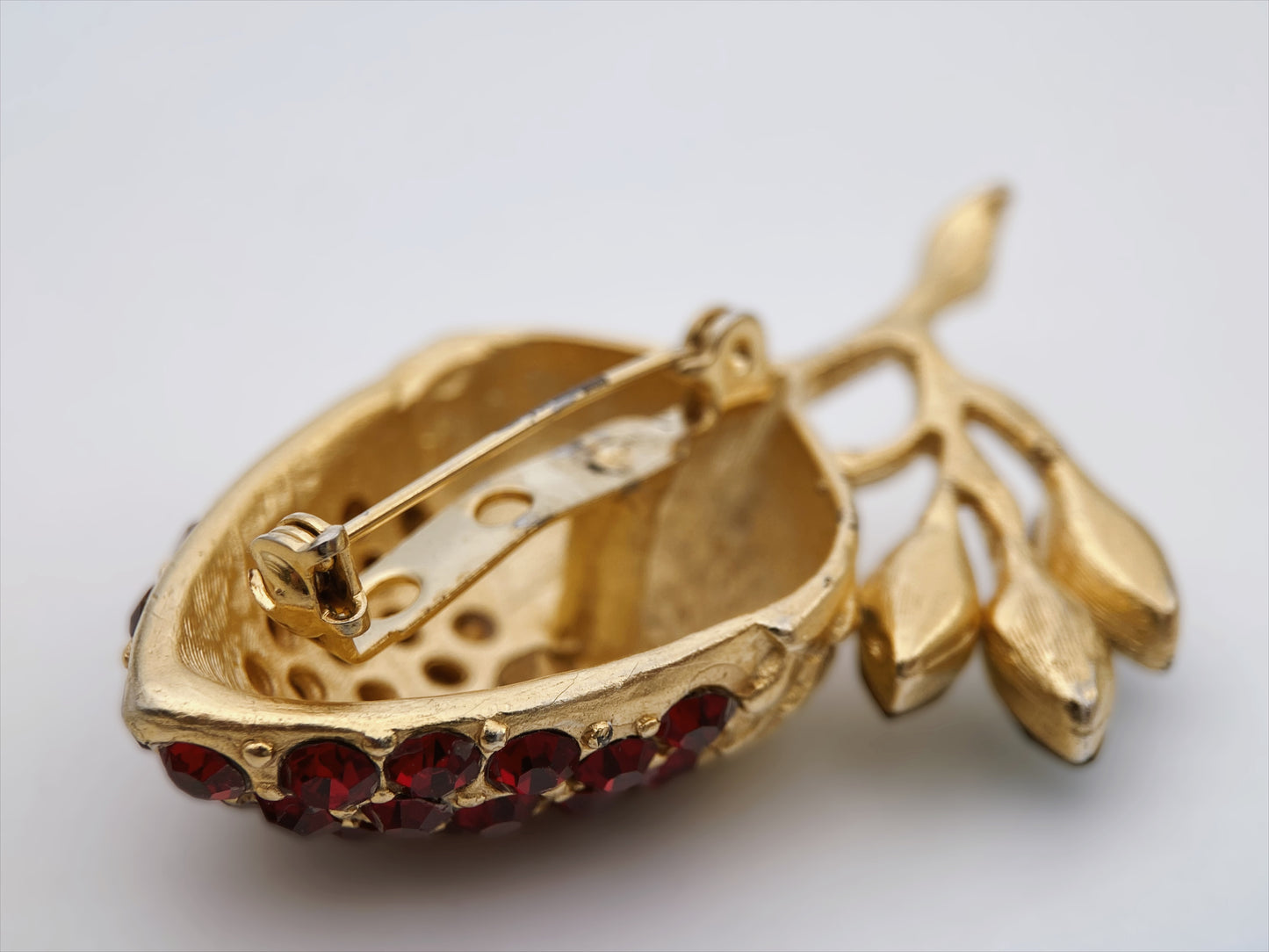 Vintažinė sagė su kristalais