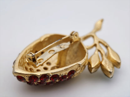 Vintažinė sagė su kristalais