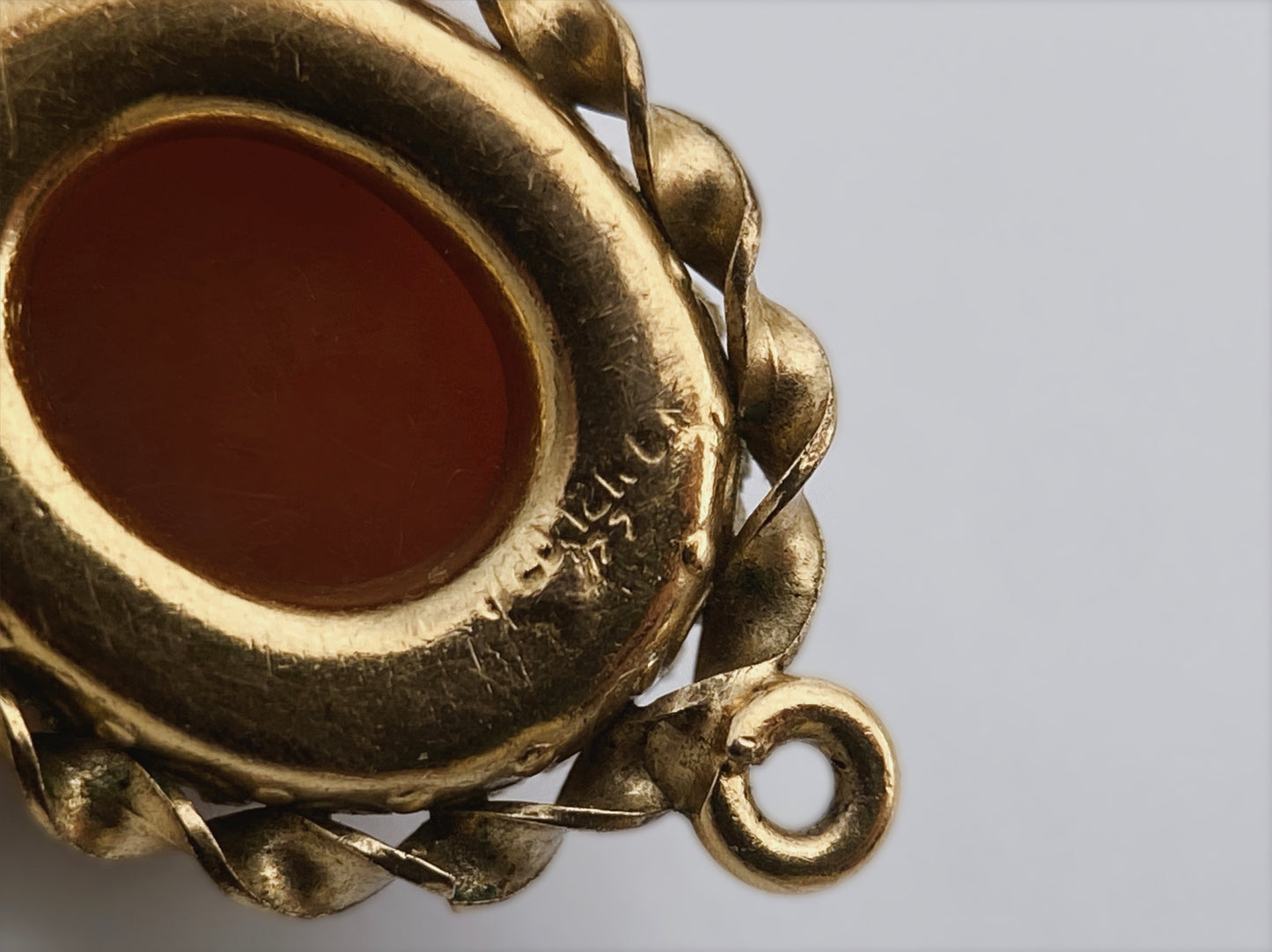 Paauksuotas kamėjos pakabukas