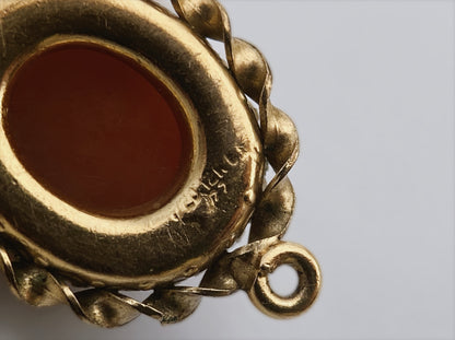 Paauksuotas kamėjos pakabukas