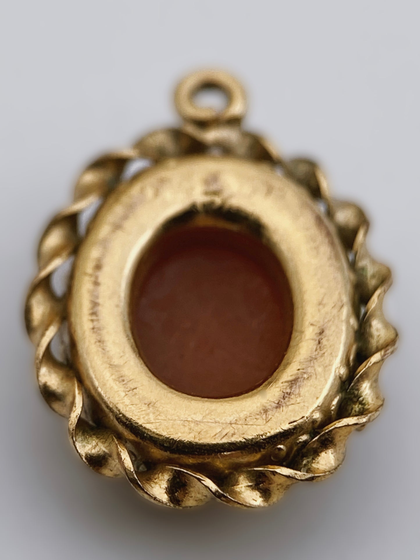 Paauksuotas kamėjos pakabukas