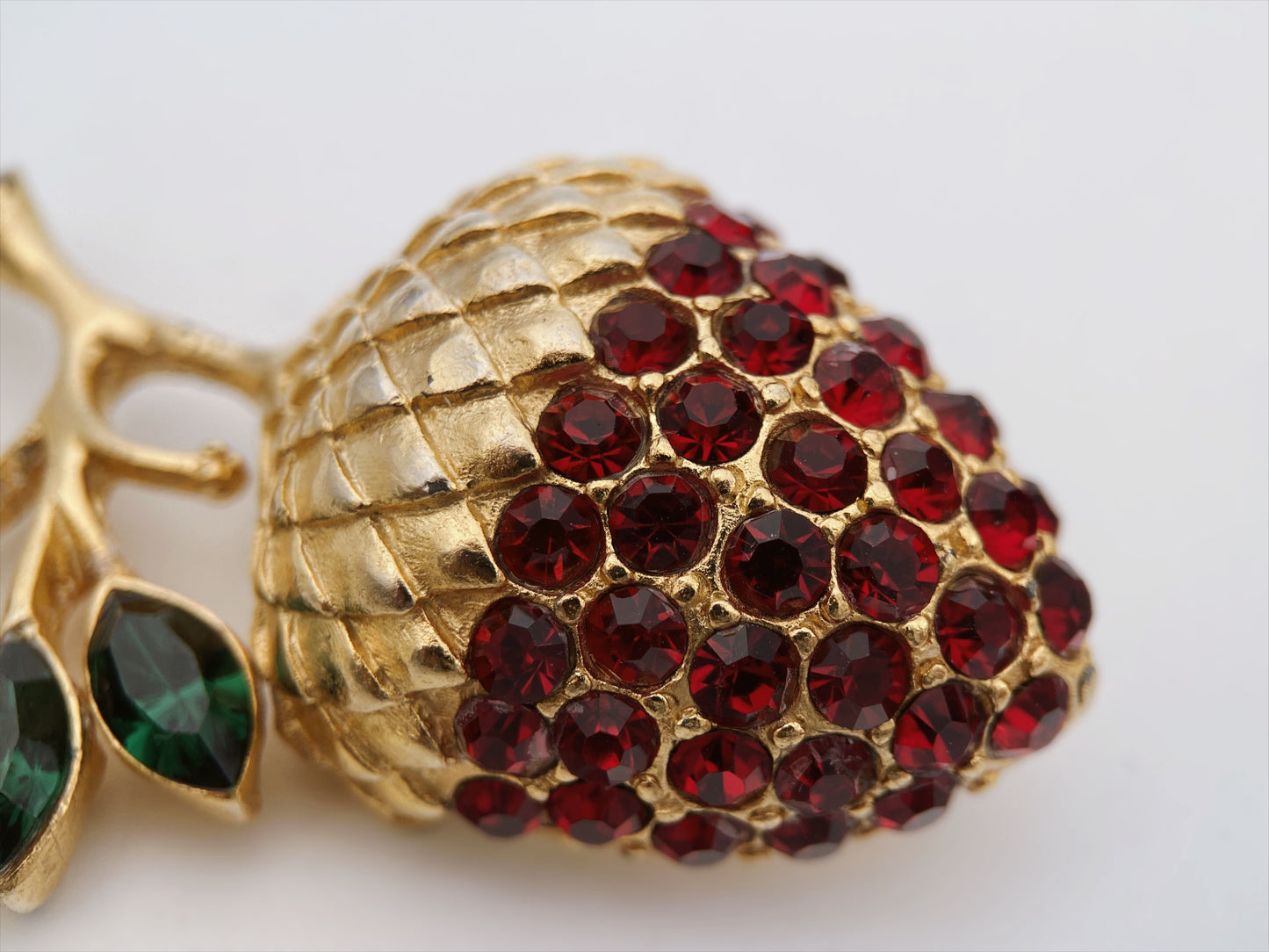 Vintažinė sagė su kristalais