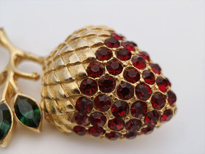 Vintažinė sagė su kristalais