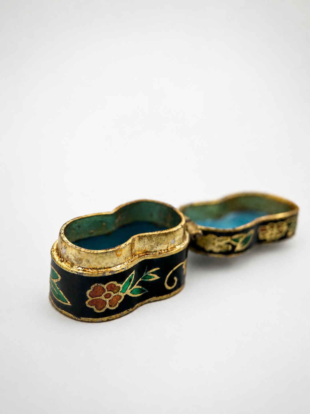 Miniatiūrinė vintažinė “cloisonné” emalio dėžutė