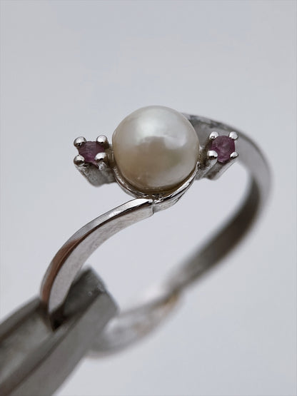 Sidabro žiedas su perlu ir rubinais