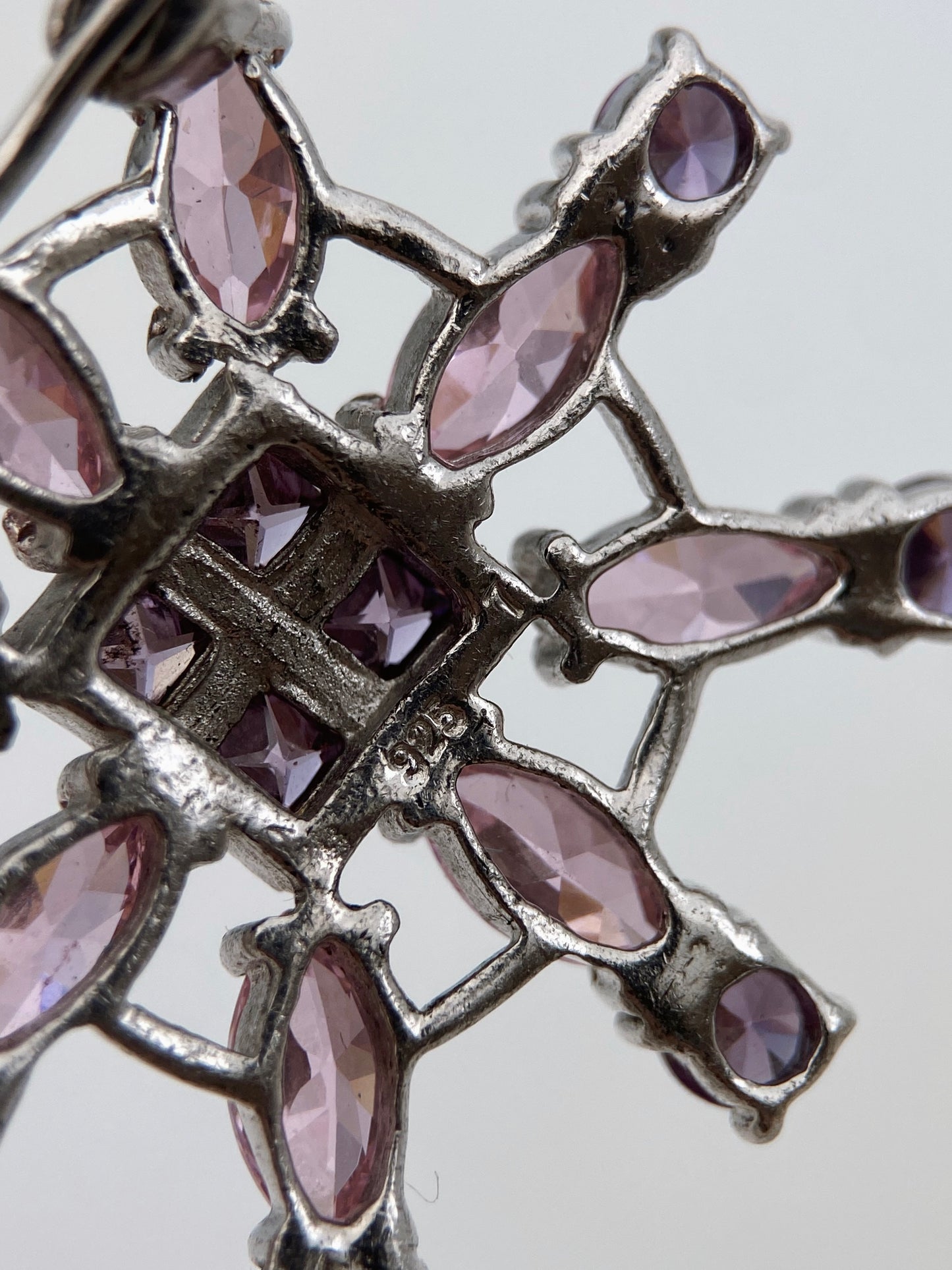 Sidabro sagė su kristalais