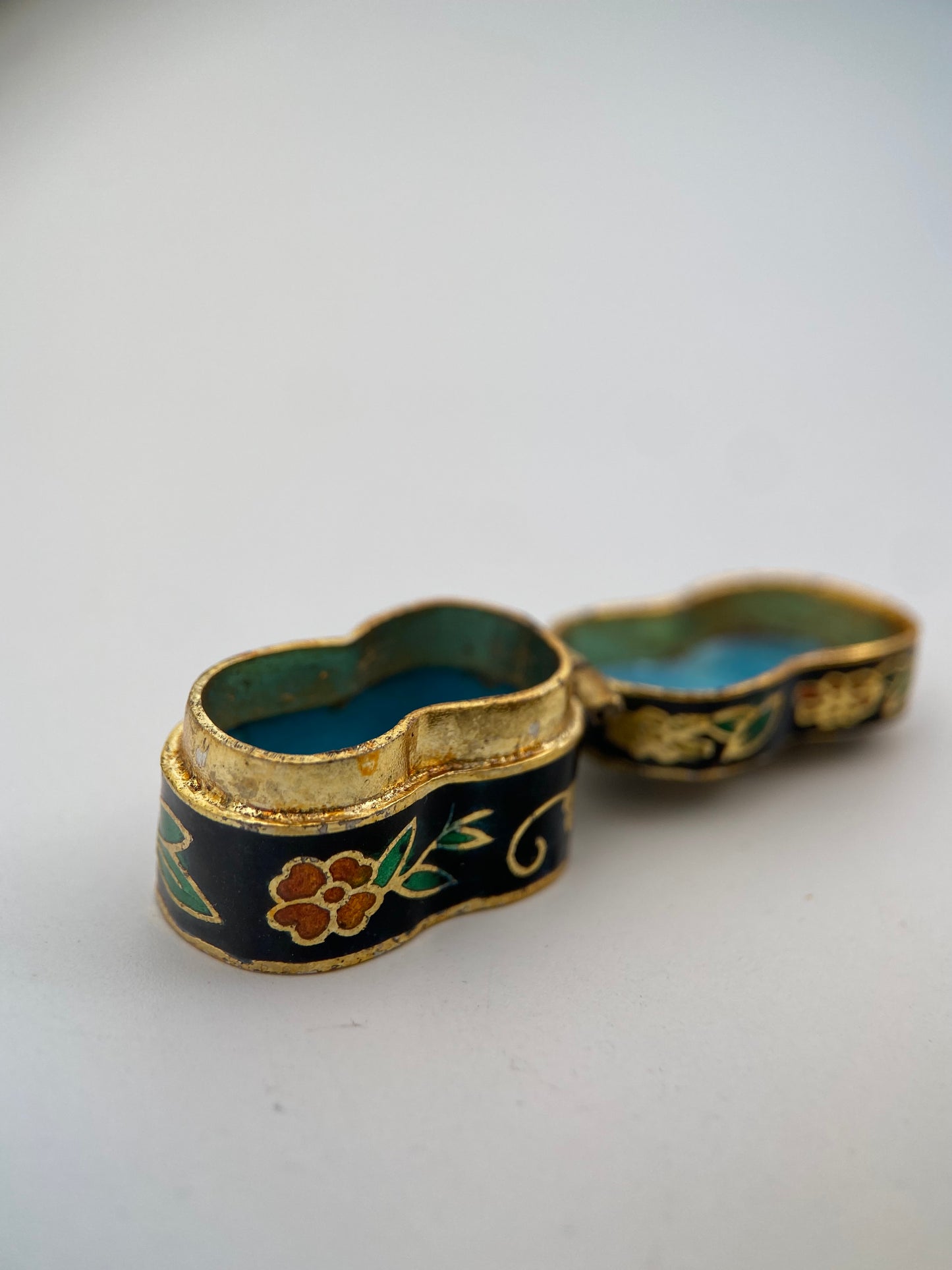 Miniatiūrinė vintažinė “cloisonné” emalio dėžutė