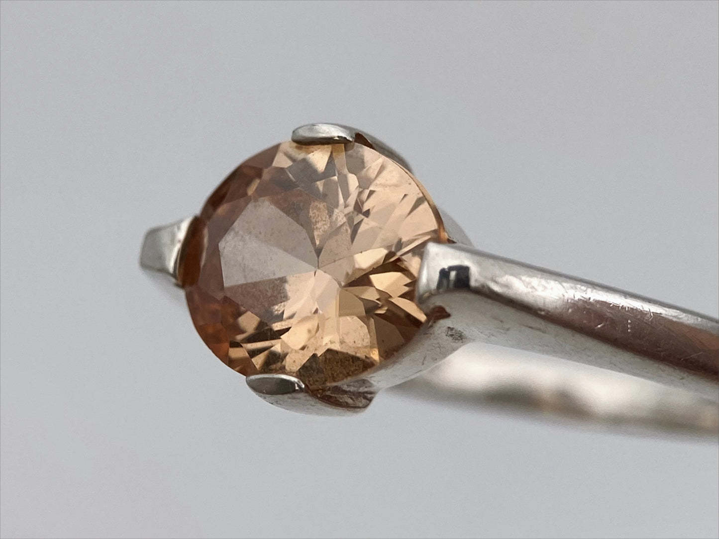 Sidabro žiedas su stiklo kristalu