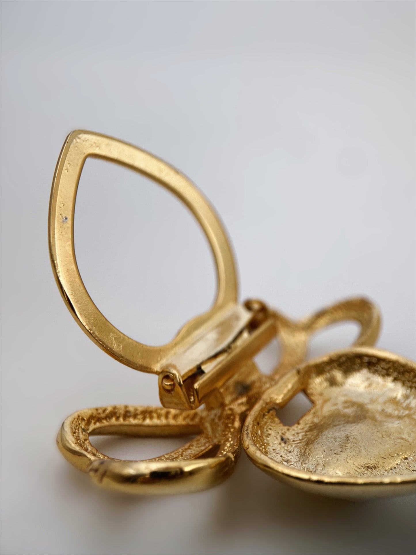 Vintažinė sagė su perlo akcentu