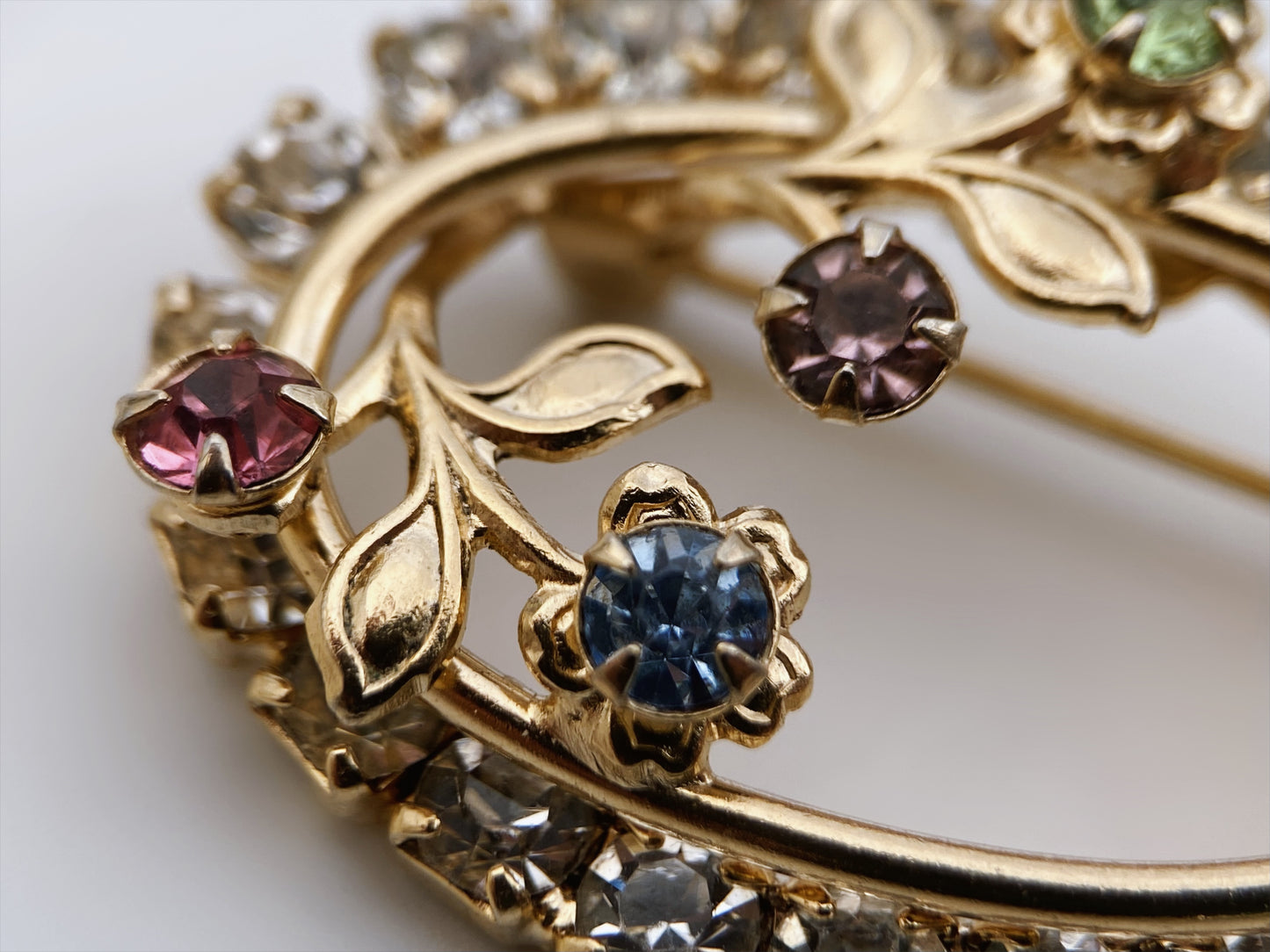 Vintažinė sagė su kristalais