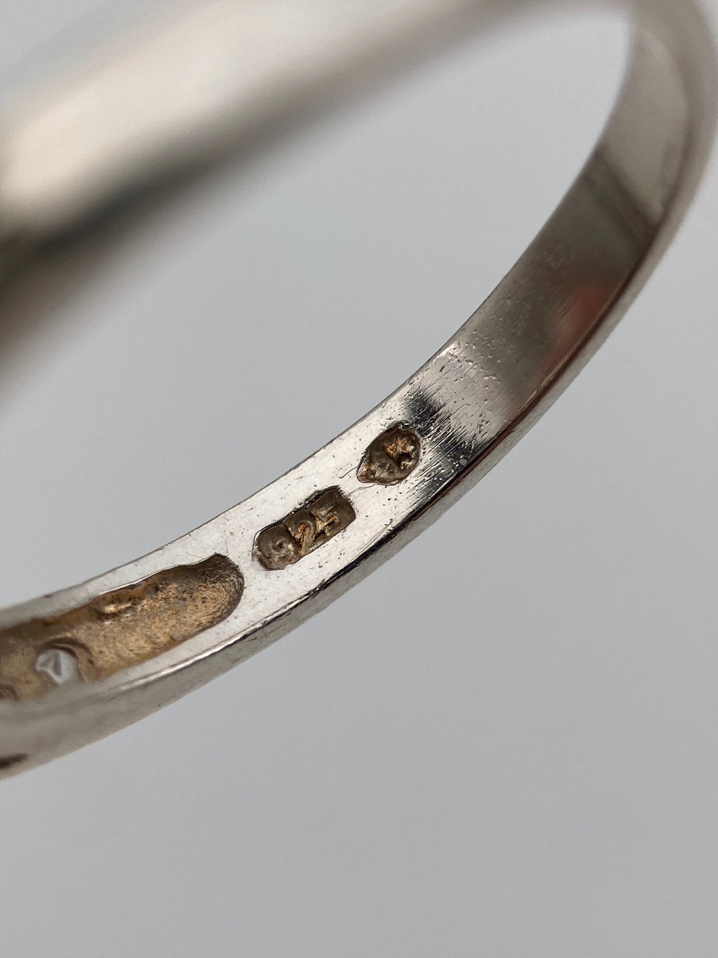 Sidabro žiedas su spineliu ir cirkoniais