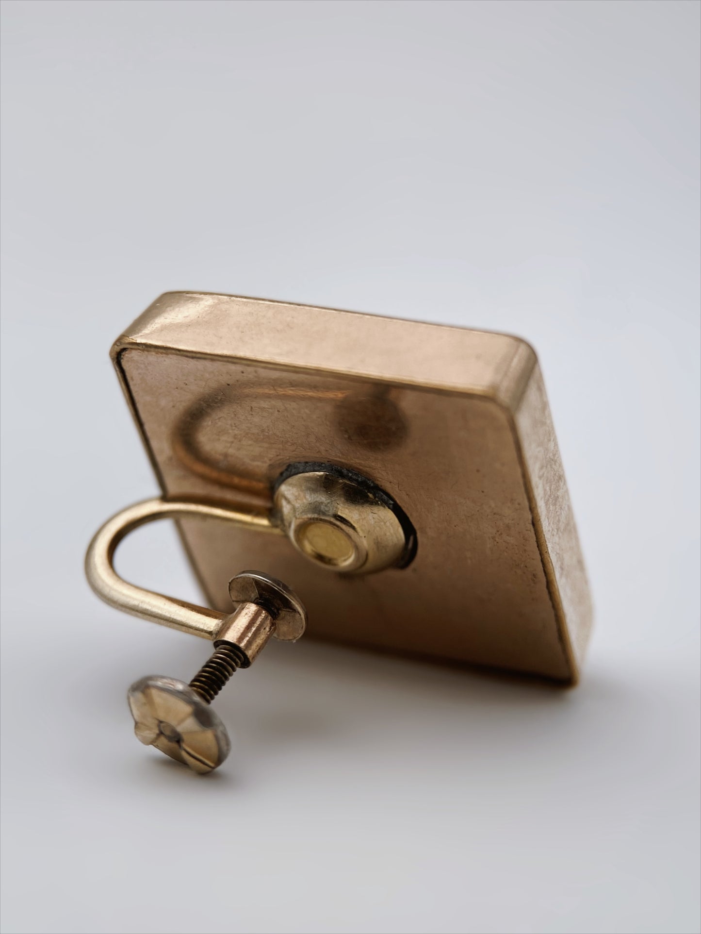 Art Deco paauksuoti auskarai su sraigtiniu užsegimu