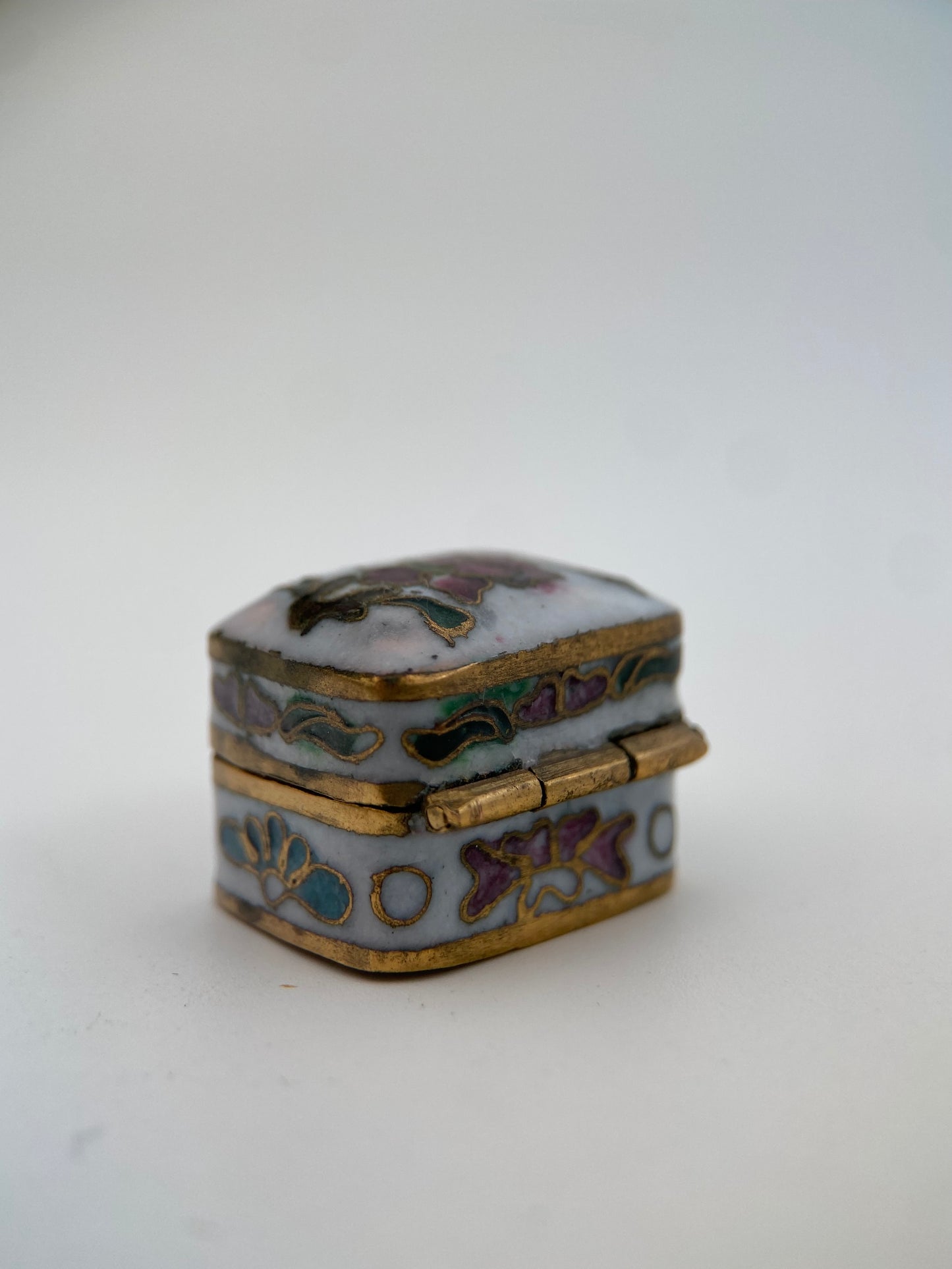 Miniatiūrinė vintažinė “cloisonné” emalio dėžutė