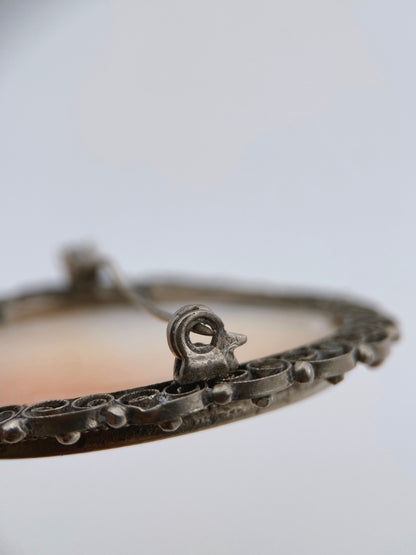 Retro kamėjos sagė/pakabukas iš kriauklės