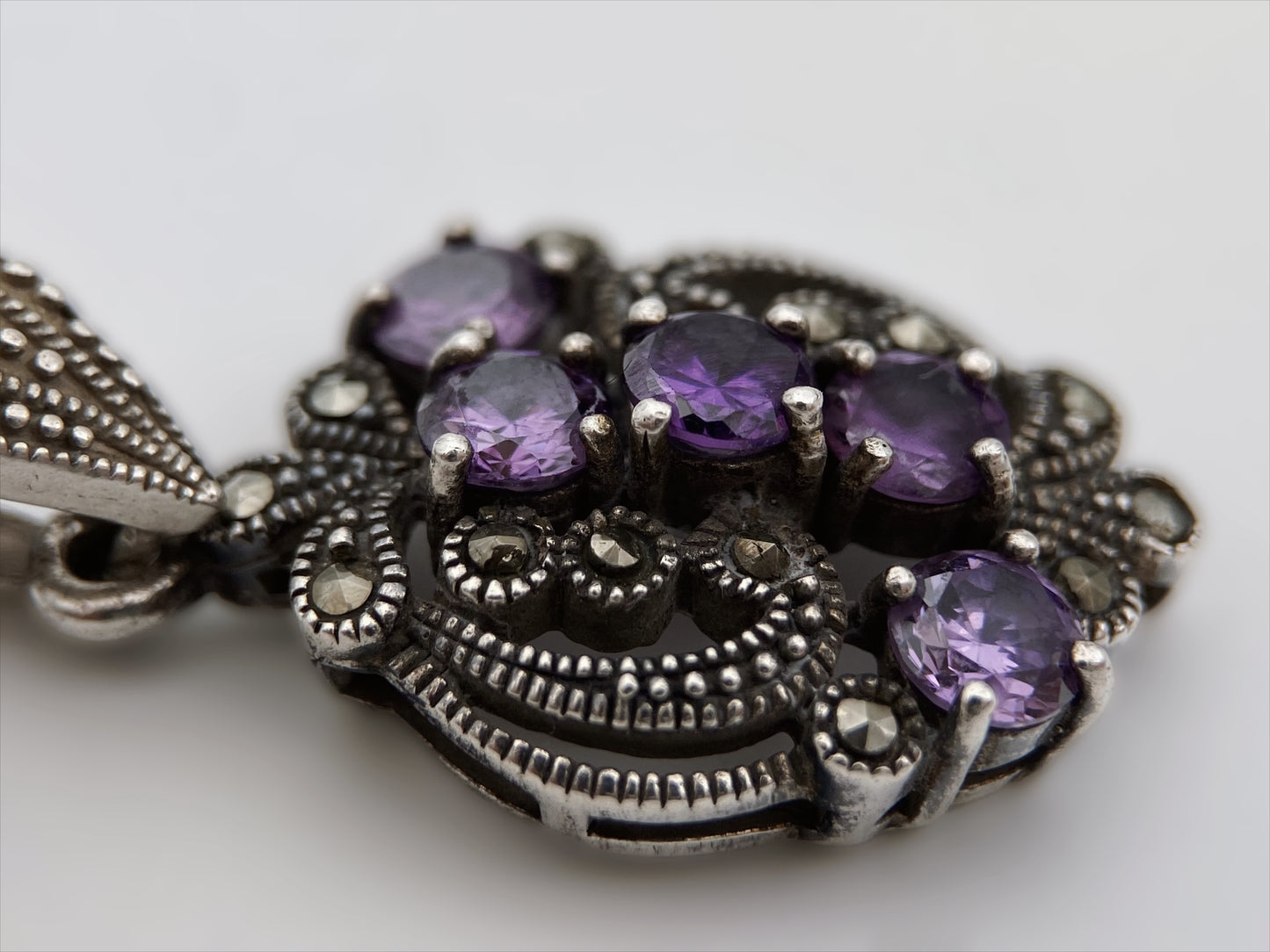 Sidabro pakabukas su stiklo kristalais