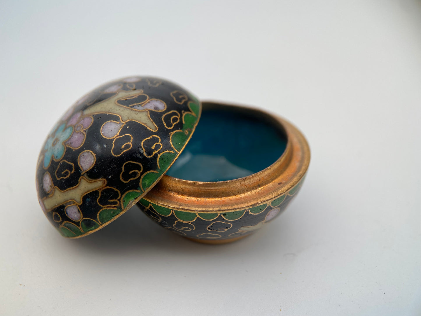 Miniatiūrinė vintažinė “cloisonné” emalio dėžutė