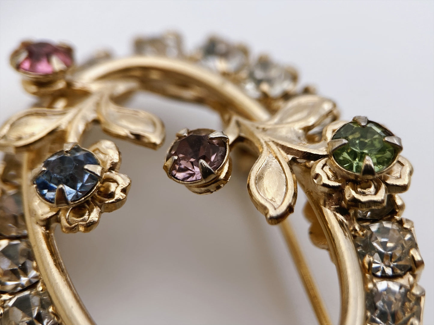 Vintažinė sagė su kristalais