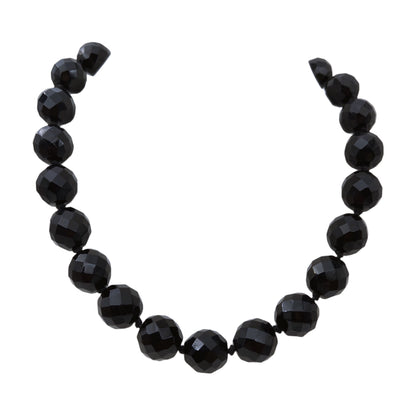 Fasetinių juodo stiklo karoliukų vėrinys