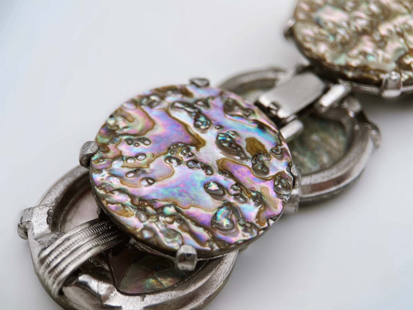 Apyrankė su natūralios abalonės kriauklės intarpais