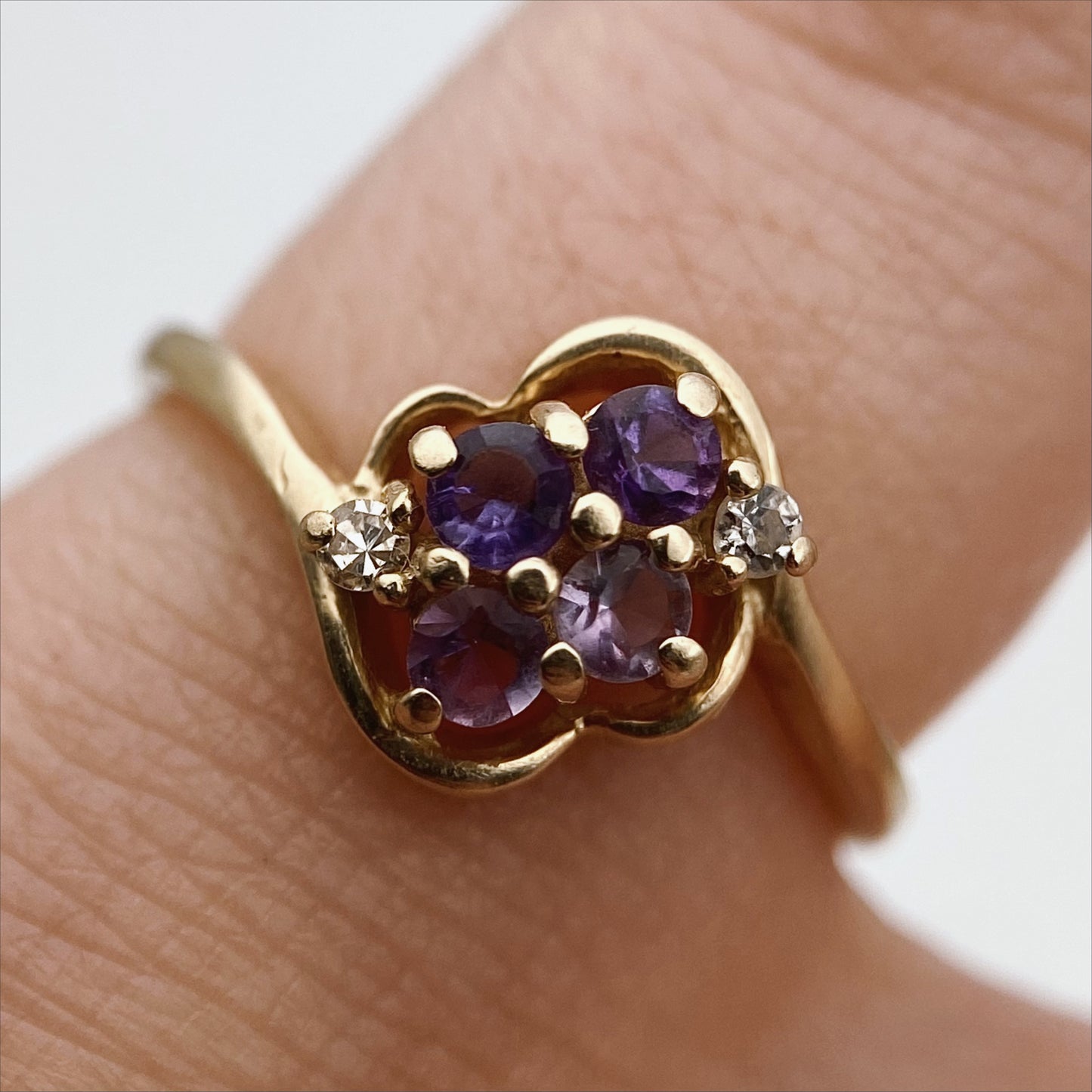 Aukso žiedas su ametistais ir deimantais