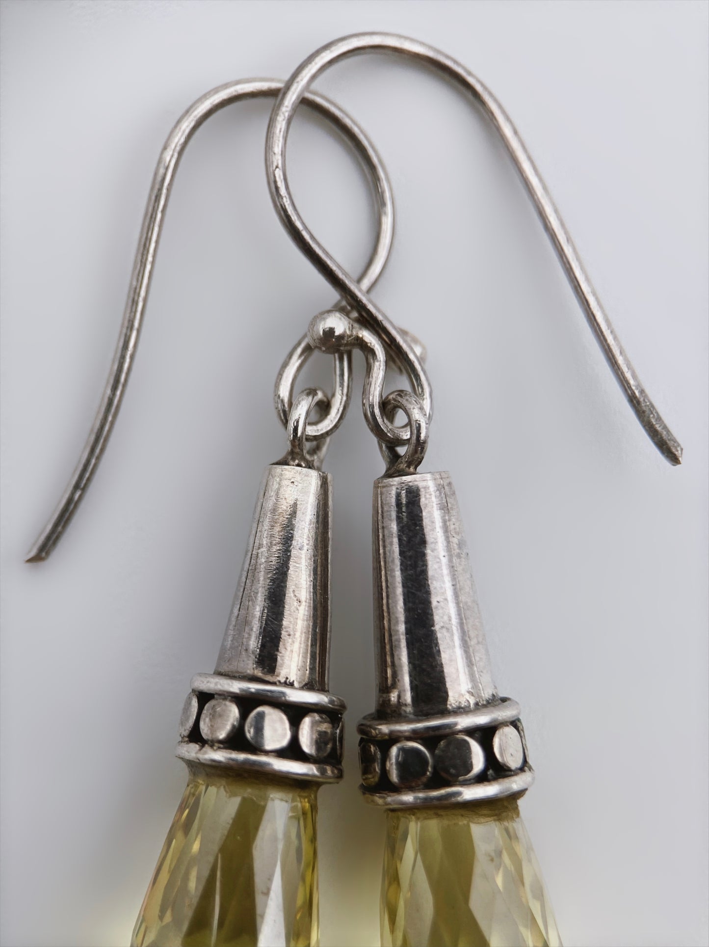 Sidabro auskarai su stiklo pakabukais