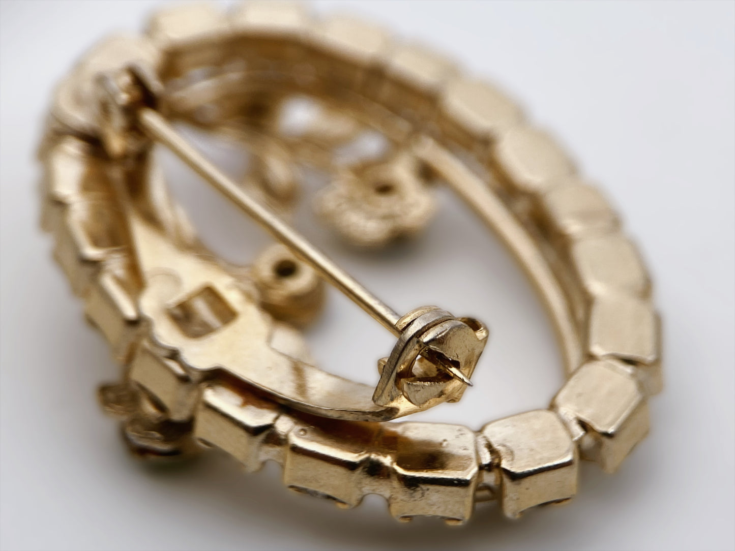 Vintažinė sagė su kristalais