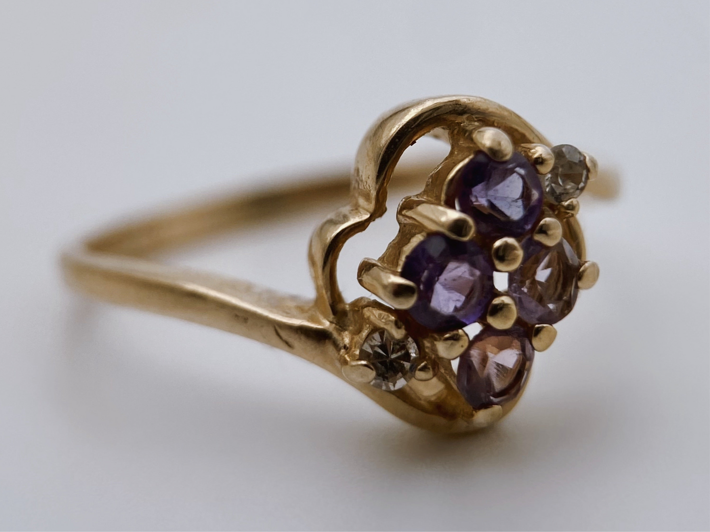 Aukso žiedas su ametistais ir deimantais