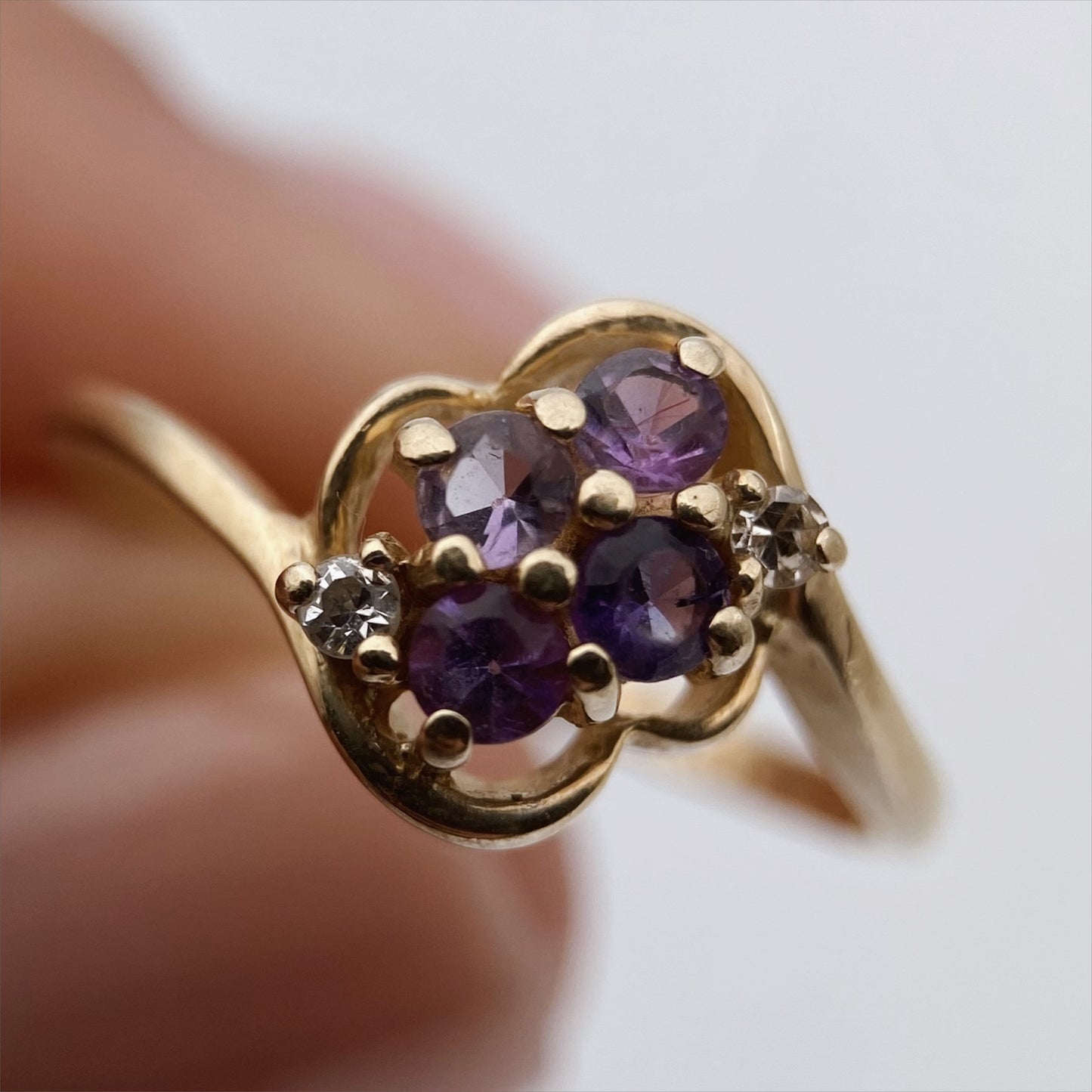 Aukso žiedas su ametistais ir deimantais