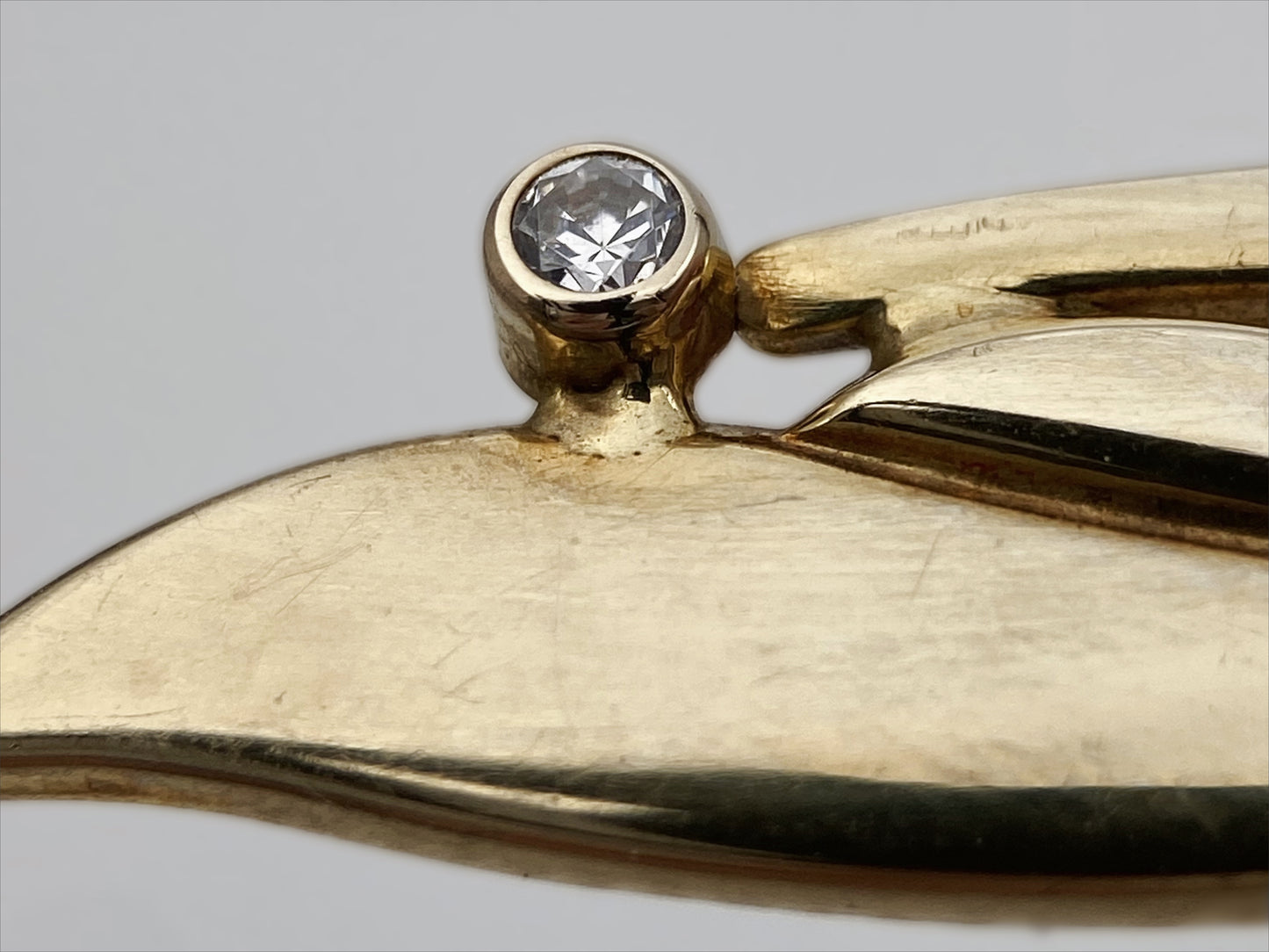 Aukso sagė su cirkoniu