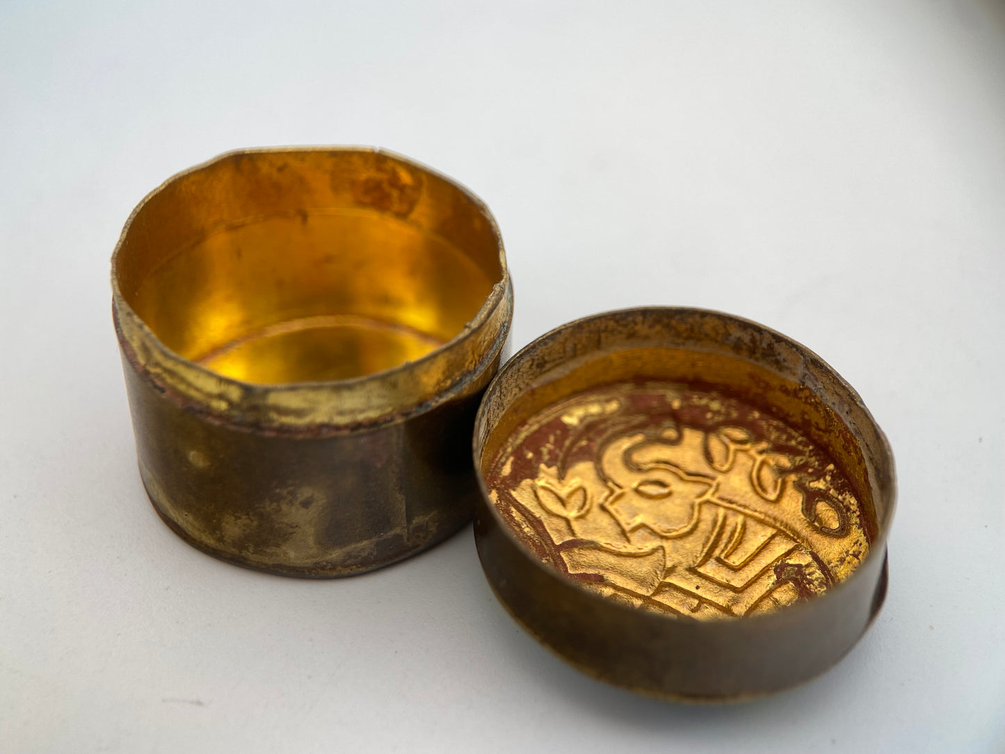 Miniatiūrinė vintažinė dėžutė su “cloisonné” emalio dangteliu