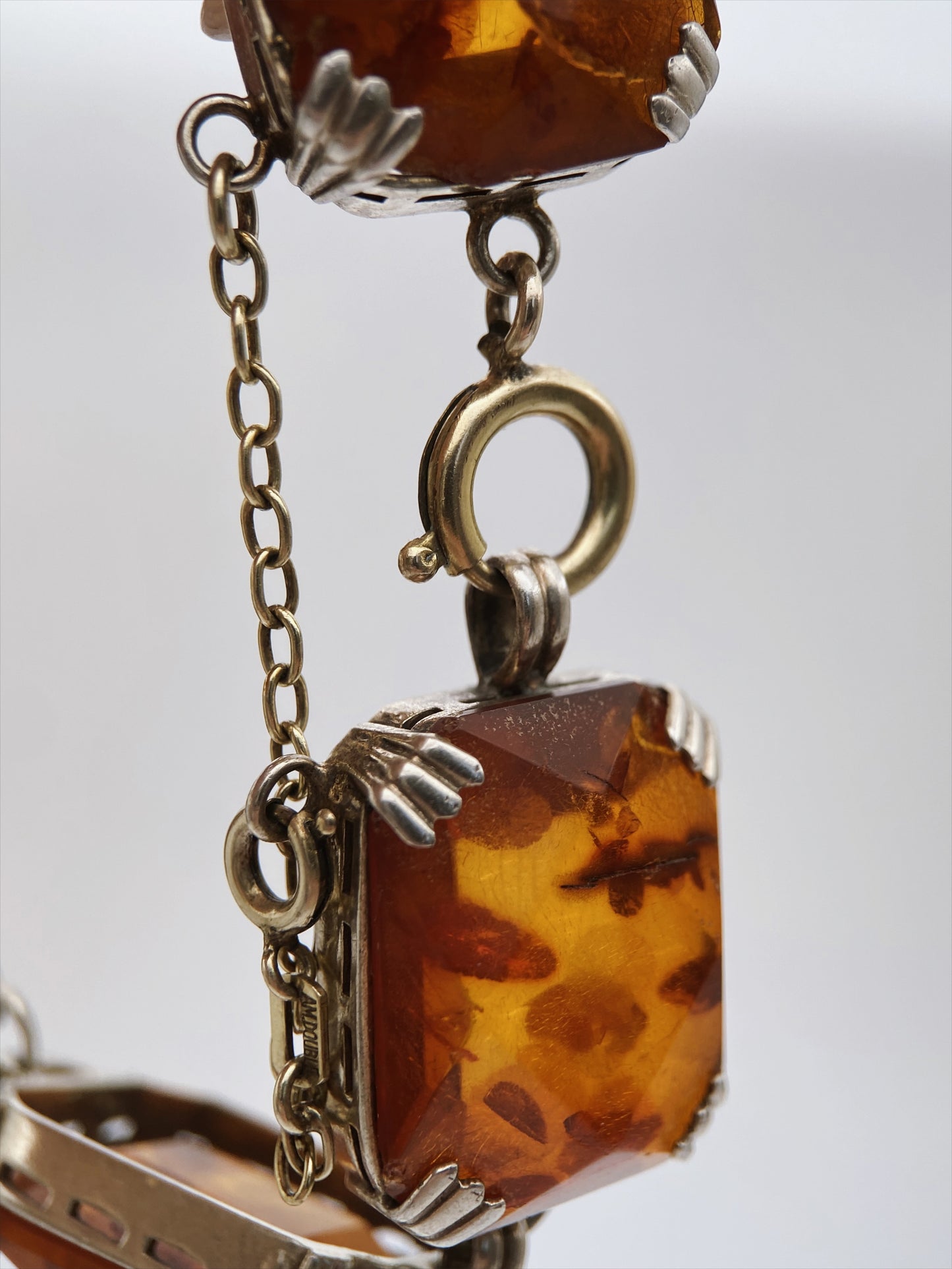 Art Deco sidabro apyrankė su presuotu Baltijos gintaru