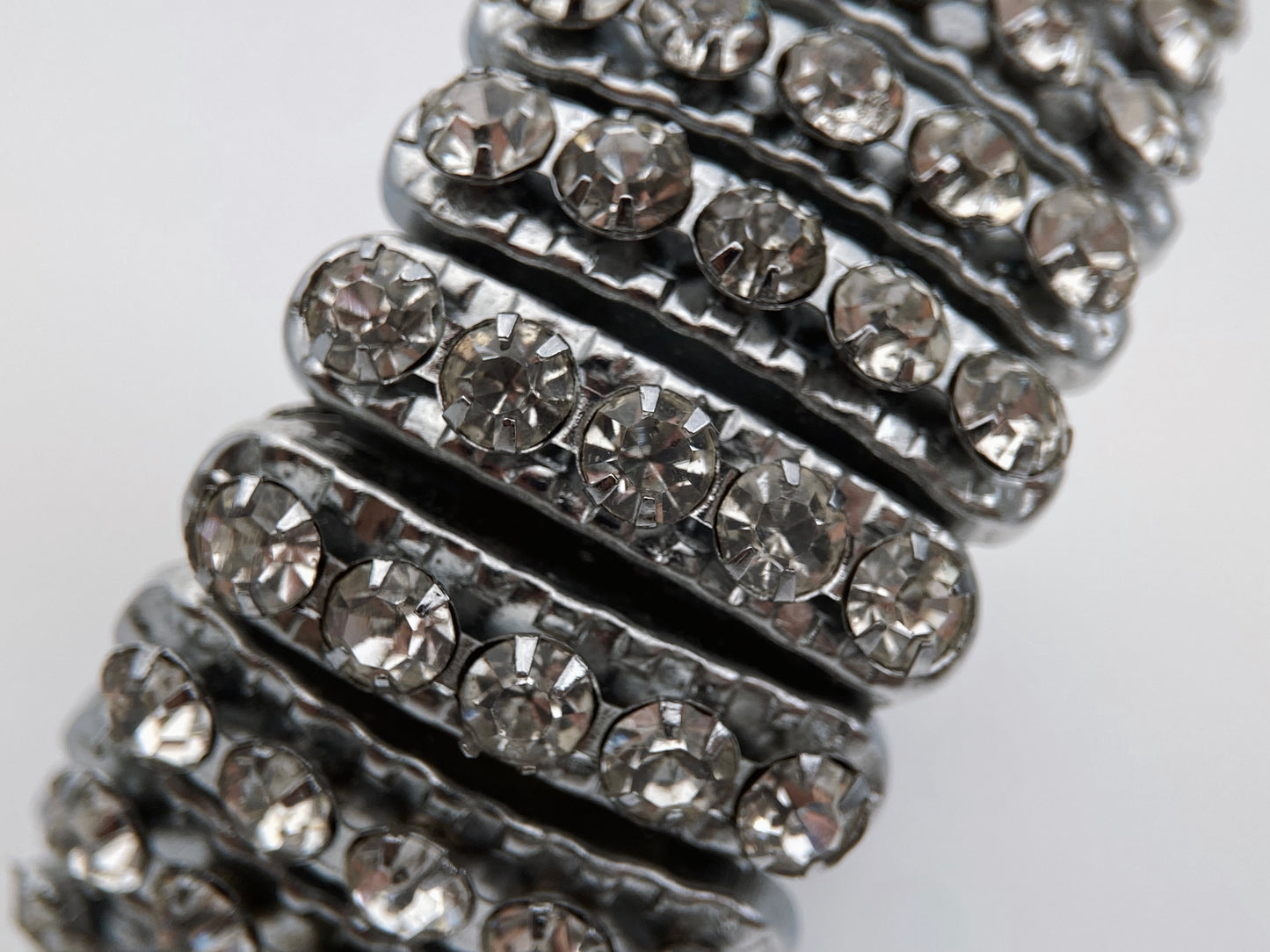 Vintažinė apyrankė su kristalais