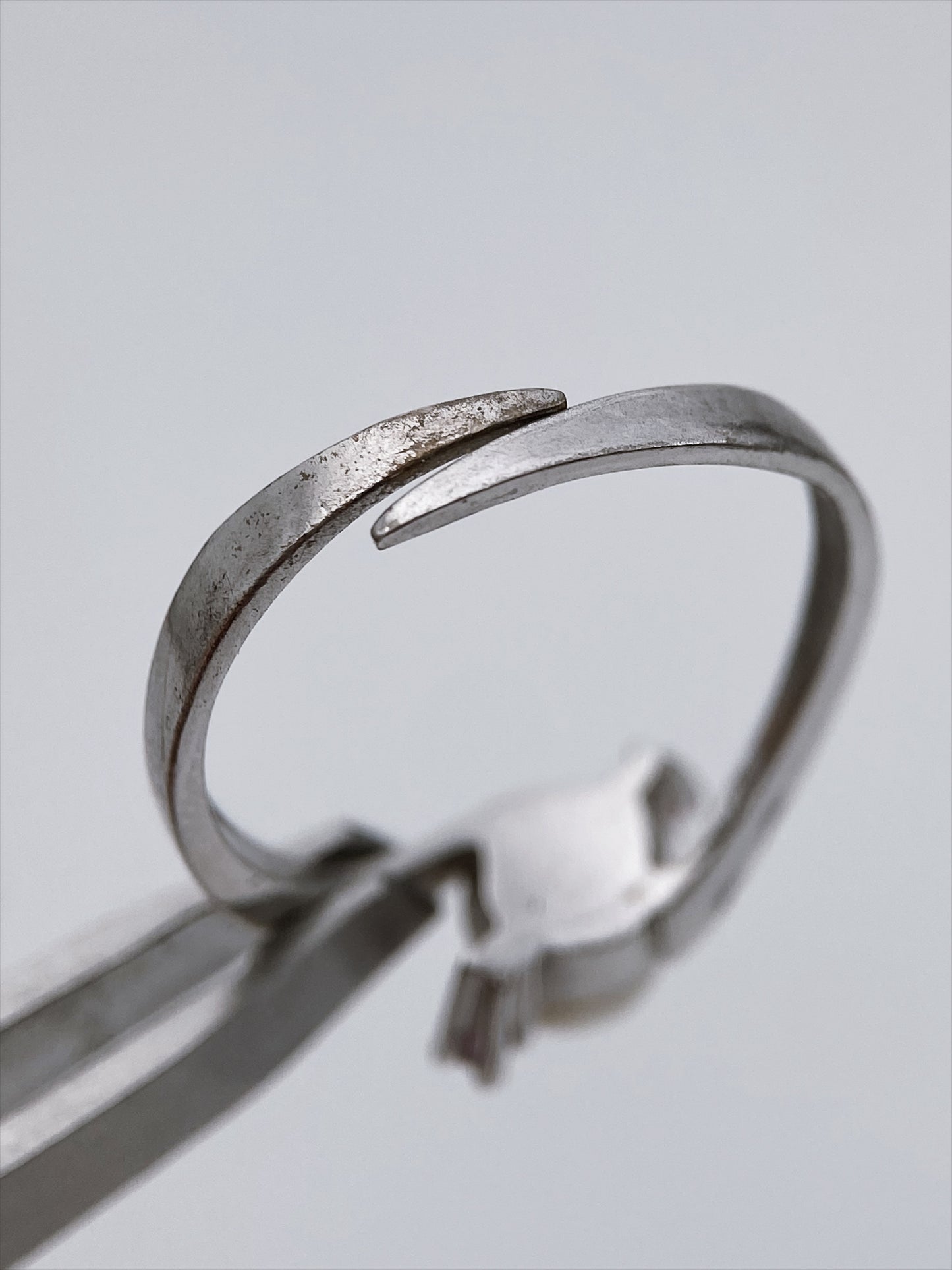 Sidabro žiedas su perlu ir rubinais