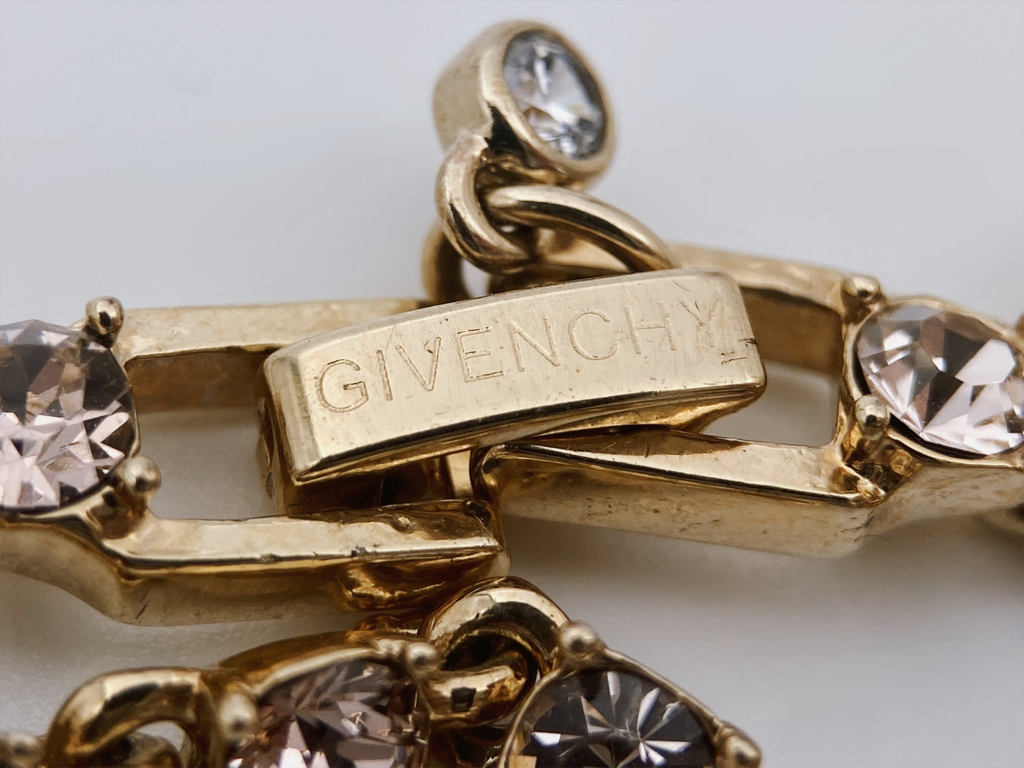 “Givenchy” apyrankė