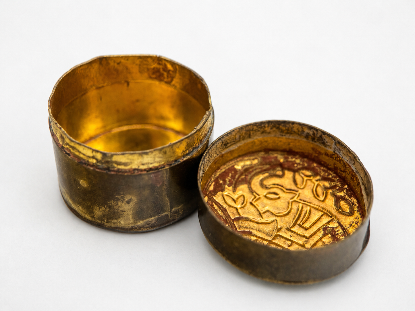 Miniatiūrinė vintažinė dėžutė su “cloisonné” emalio dangteliu