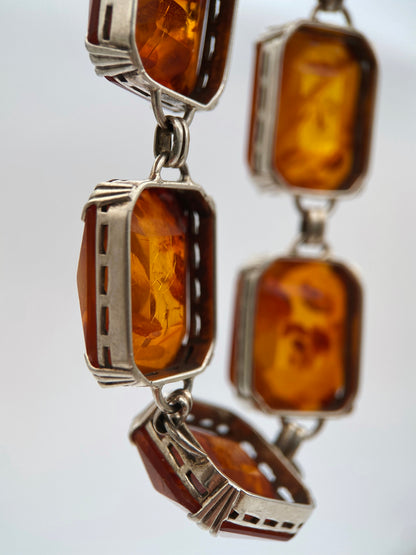 Art Deco sidabro apyrankė su presuotu Baltijos gintaru