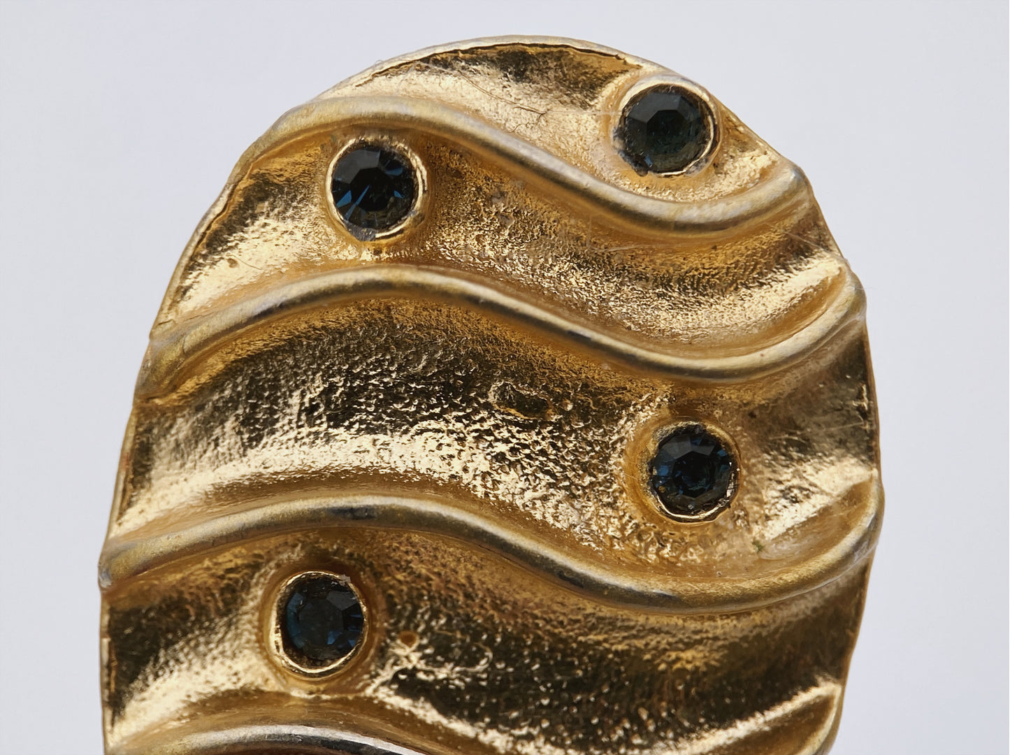 Reljefiniai auskarai klipsai su kristalais