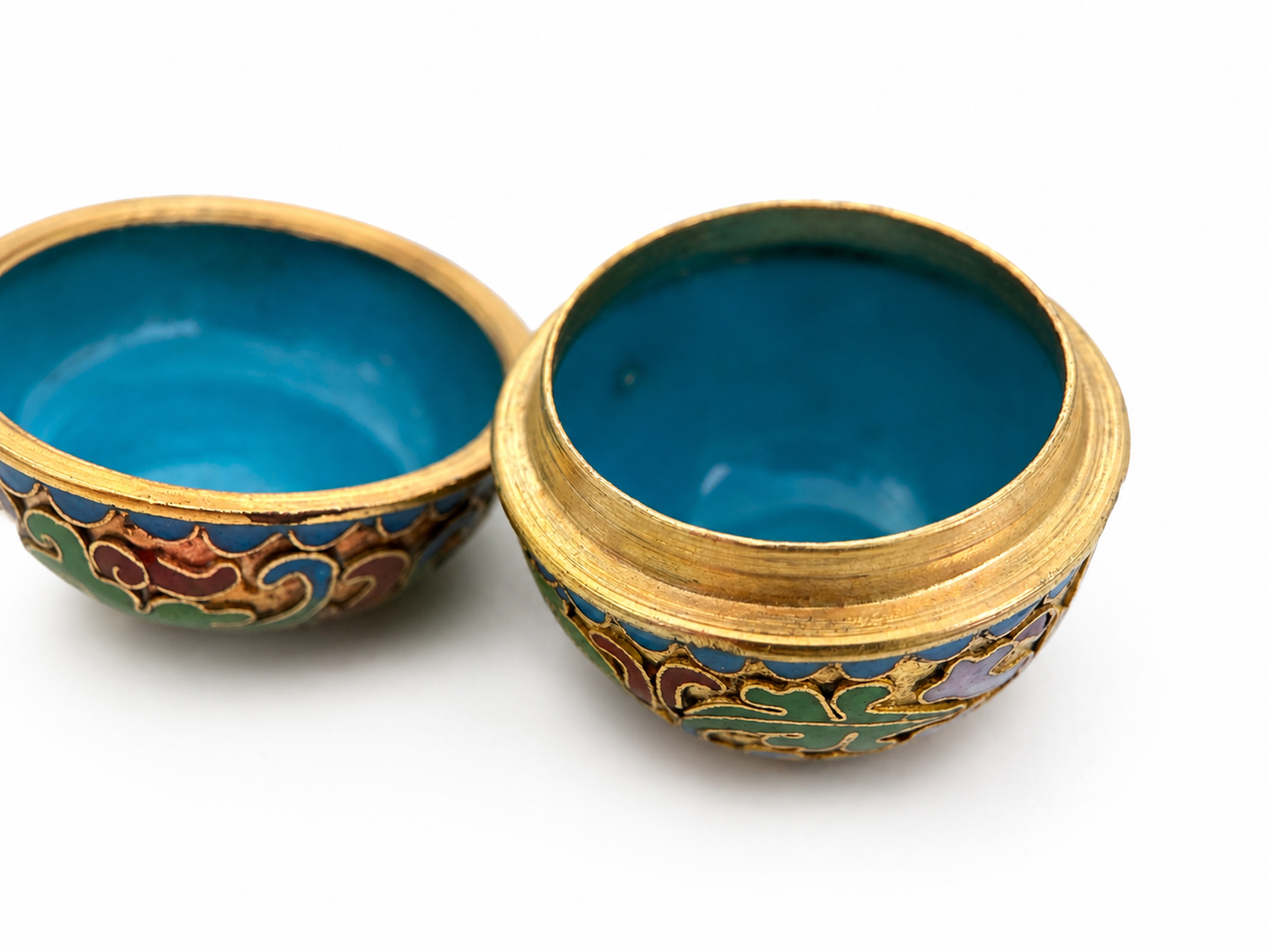 Vintažinė “cloisonné” emalio dėžutė su dangteliu