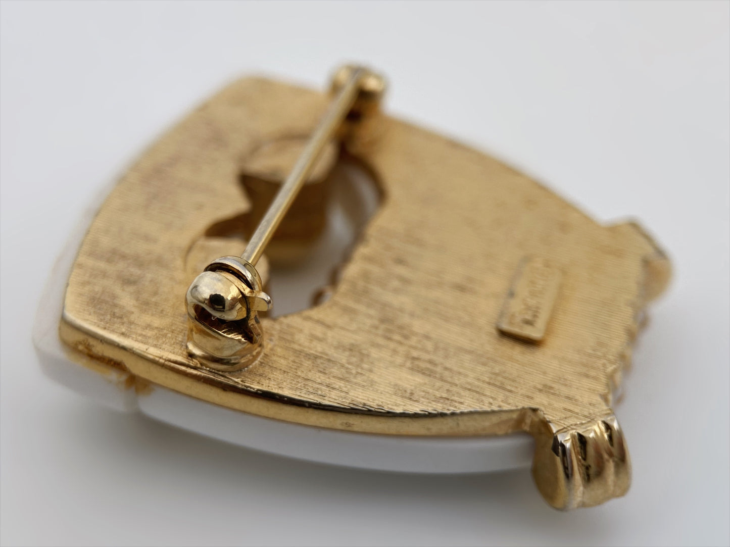 “Crown Trifari” paauksuota sagė