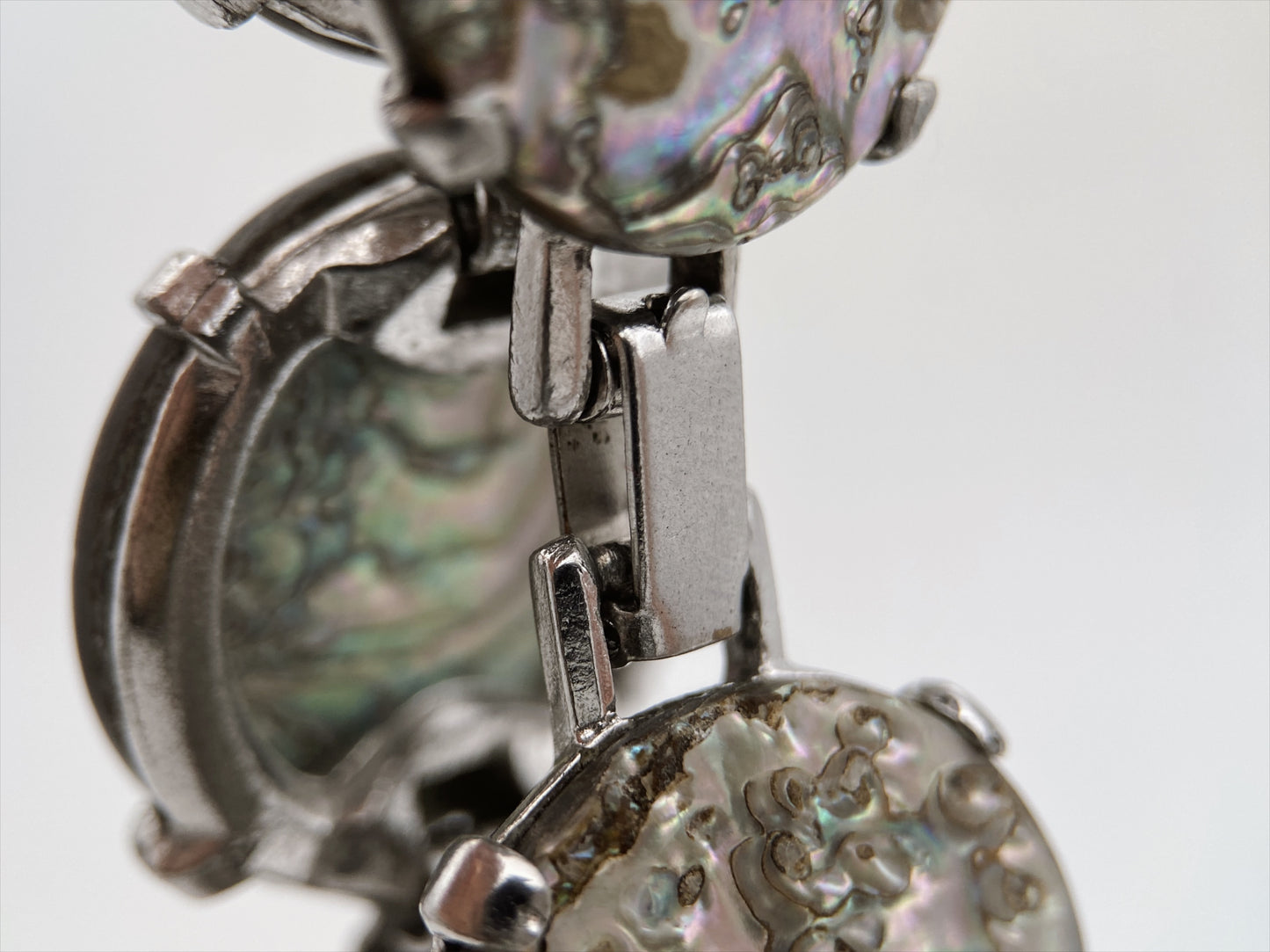 Apyrankė su natūralios abalonės kriauklės intarpais