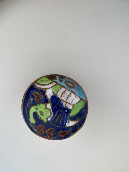 Miniatiūrinė vintažinė dėžutė su “cloisonné” emalio dangteliu