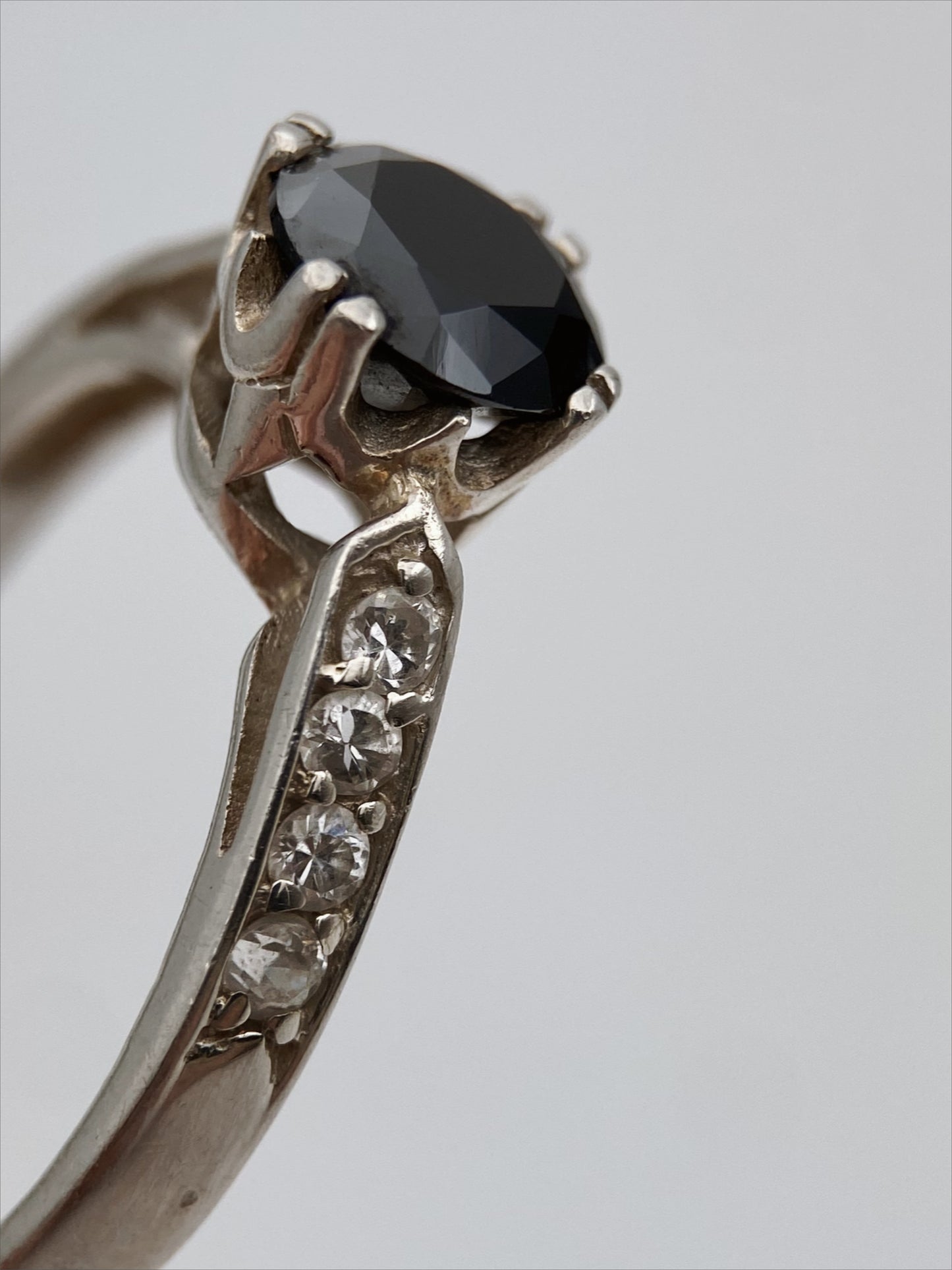 Sidabro žiedas su spineliu ir cirkoniais