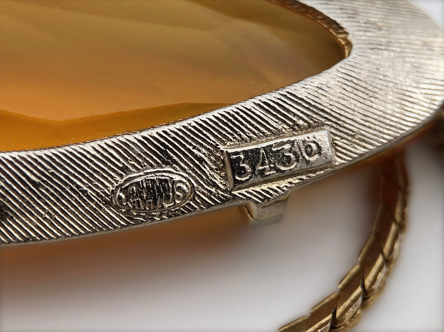 Vėrinys su “Sphinx” stiklo pakabuku