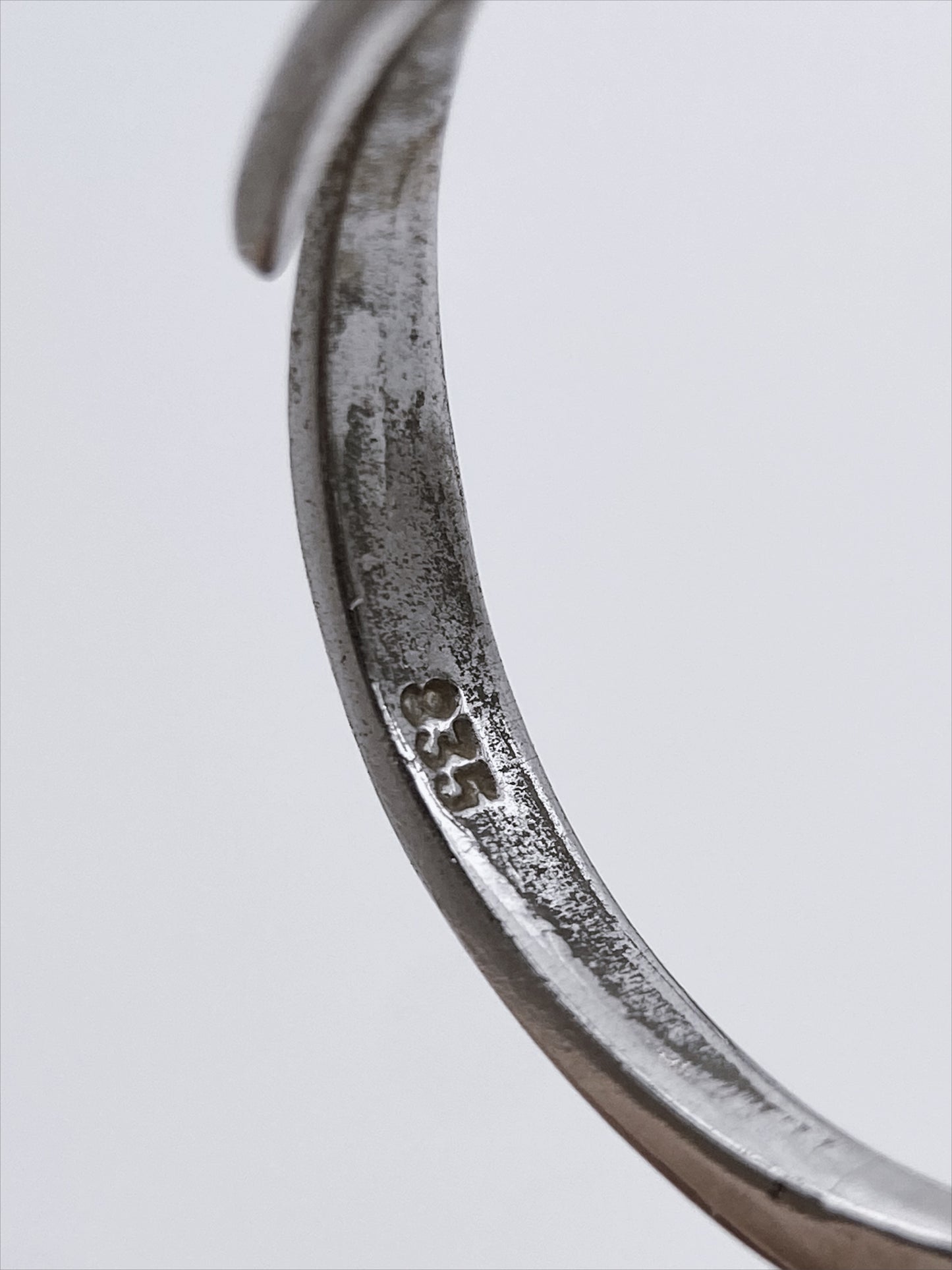 Sidabro žiedas su perlu ir rubinais