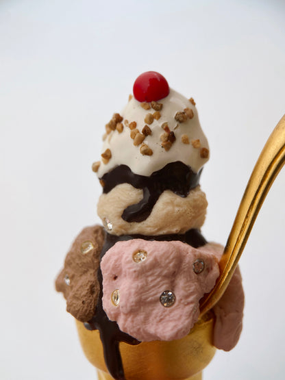 “Bob Mackie” sagė „Ice Cream Sundae“