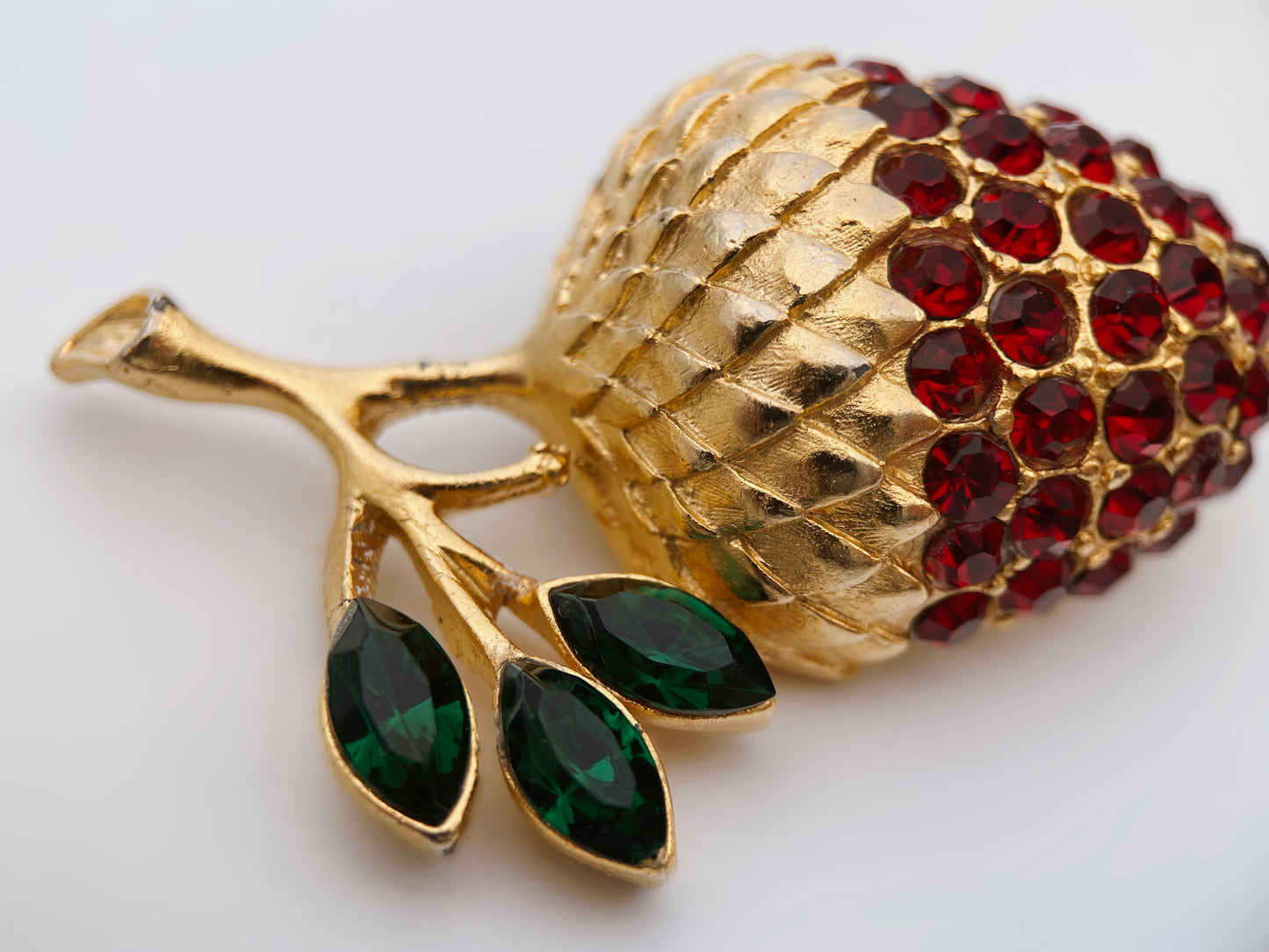 Vintažinė sagė su kristalais