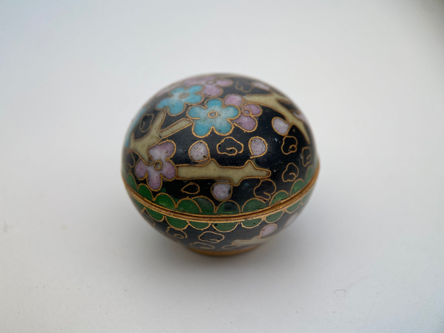 Miniatiūrinė vintažinė “cloisonné” emalio dėžutė