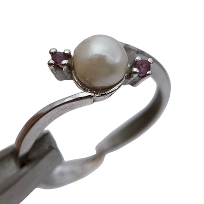 Sidabro žiedas su perlu ir rubinais