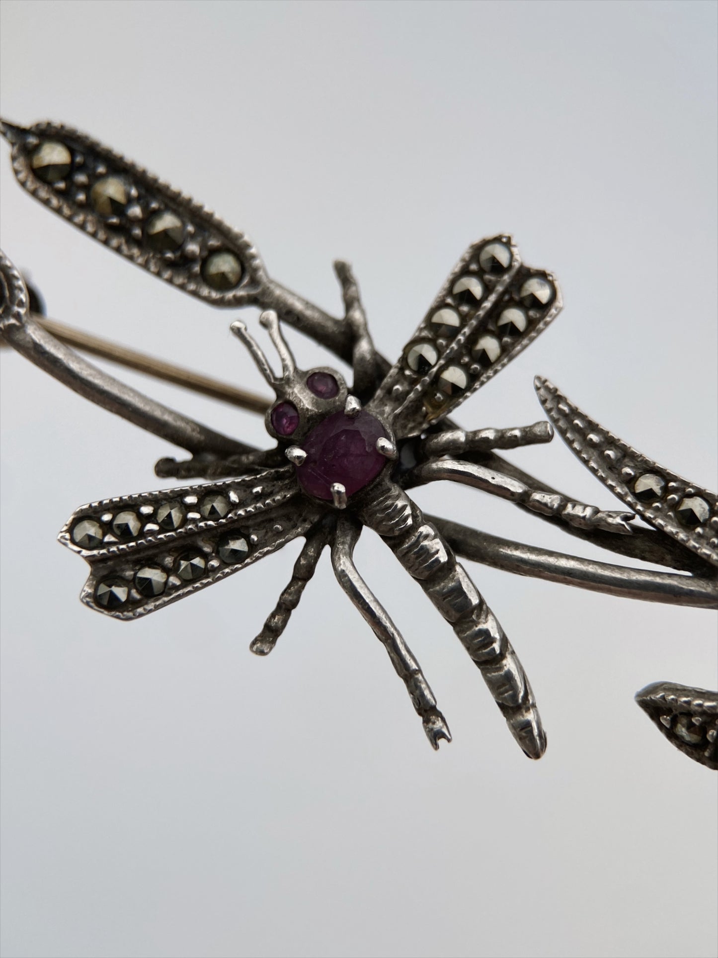 Art Deco sidabro sagė su rubinais ir markazitais